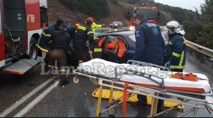 Παραλίγο τραγωδία στην Ιτέα: Γονείς και παιδιά τραυματίες σε τροχαίο – Τους απεγκλώβισε η Πυροσβεστική